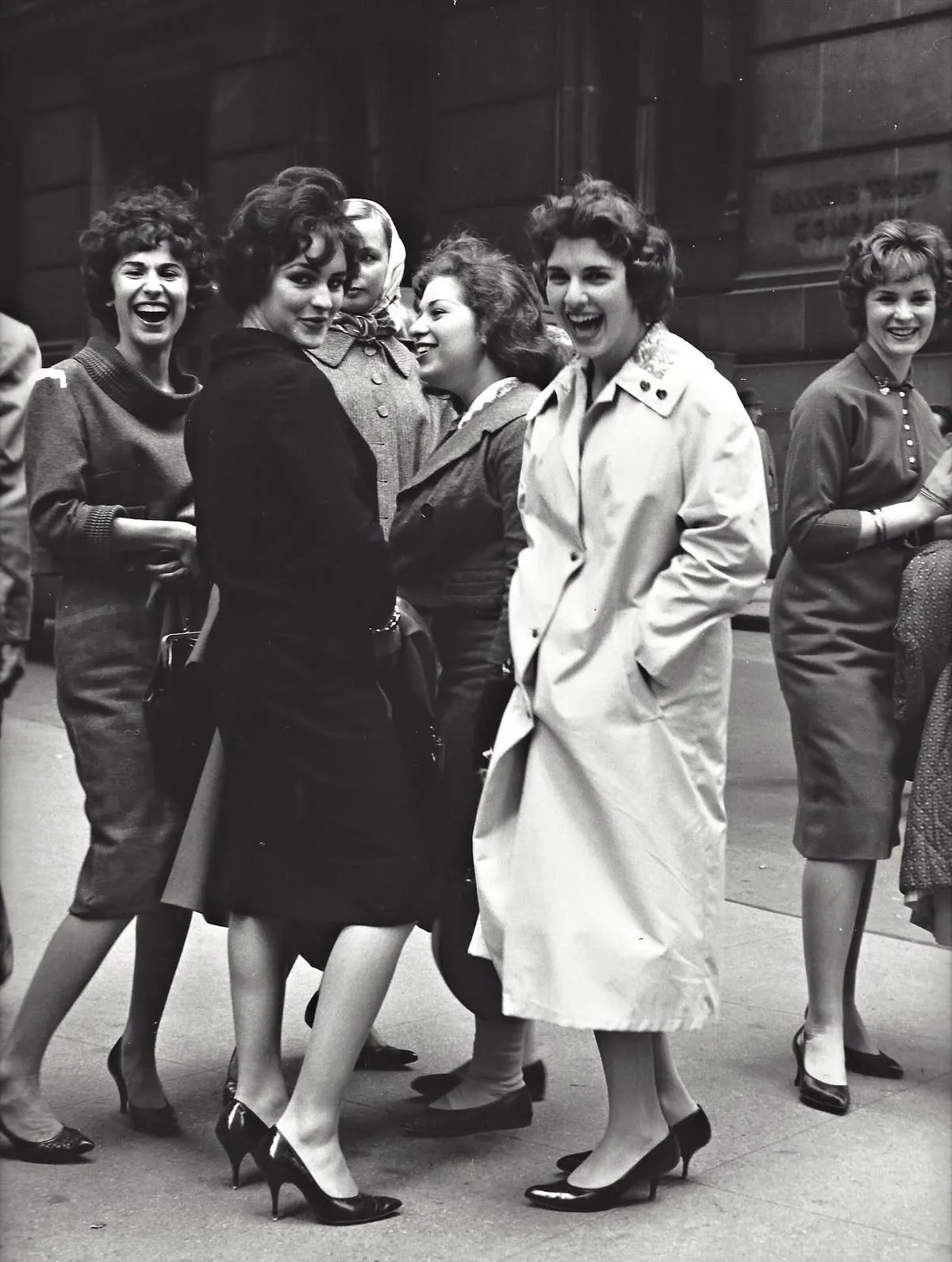 Grupo de amigos mayores sonriendo juntos